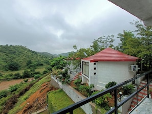 Egyptian cotton sheets, premium bedding, down duvets - The High Garden Resort (Udaipur)