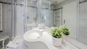 Dusche, Haartrockner, Handtücher
