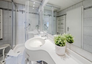 Ducha, secador de pelo y toallas