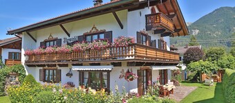 Apartment 'Nr. 2 Karwendel' with Mountain View, Balcony and Wi-Fi
