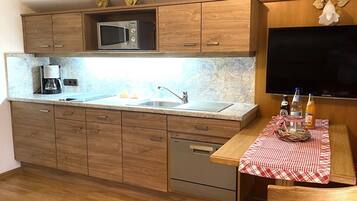 KĂŒhlschrank, Mikrowelle, Herdplatte, GeschirrspĂŒler