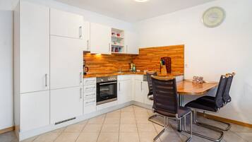 Een koelkast, een magnetron, een oven, een kookplaat