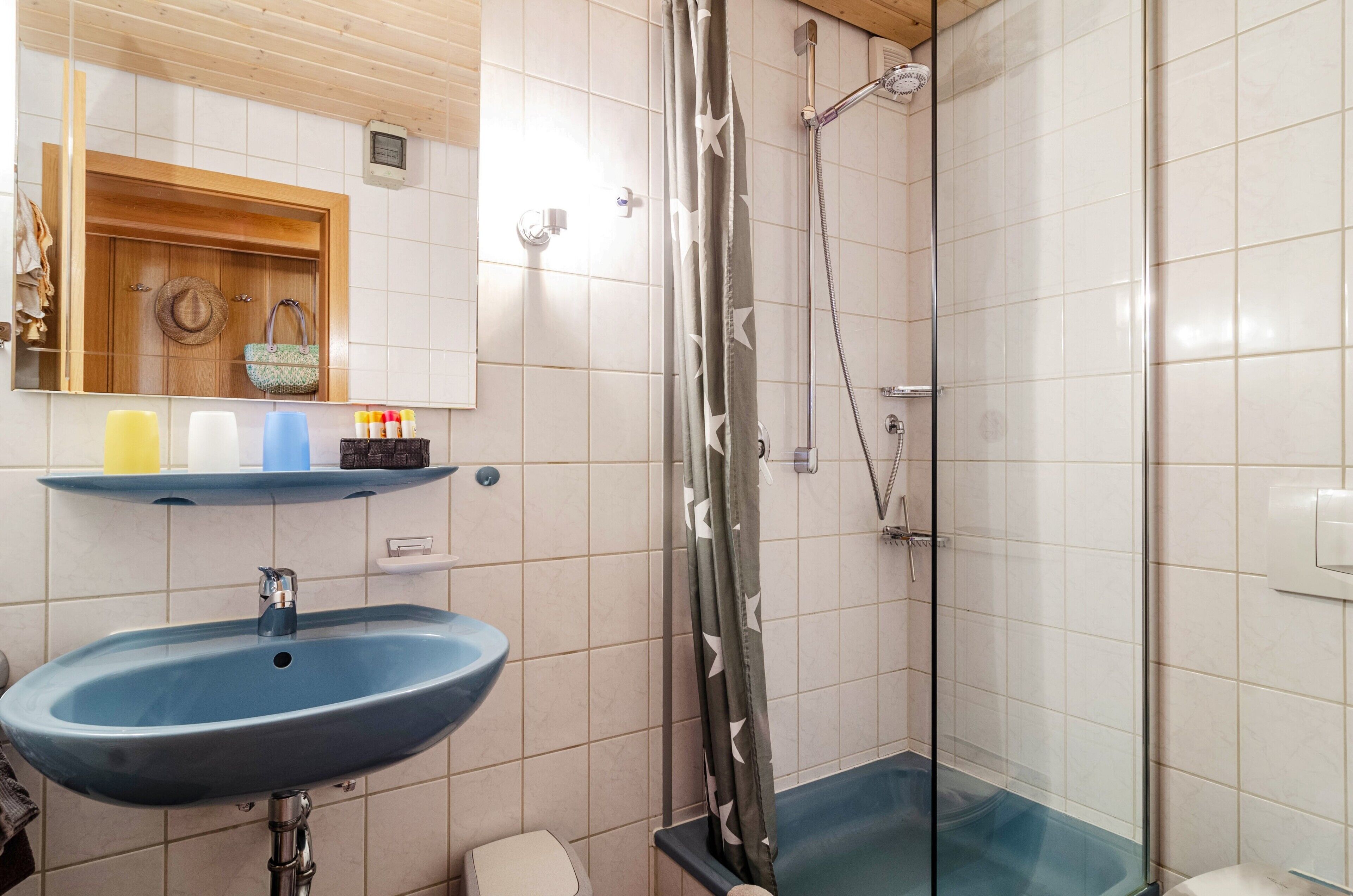 Regadera, secadora de cabello, toallas 