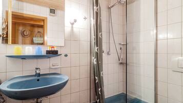 Regadera, secadora de cabello, toallas