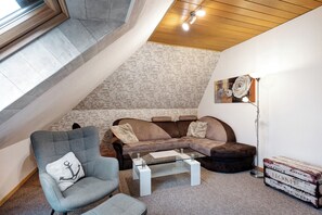 TV - Apartment 'Deichblick 1' with Shared Garden and Balcony (Hedwigenkoog)