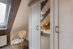 2 bedrooms, bed sheets - Apartment 'Deichblick 1' with Shared Garden and Balcony (Hedwigenkoog)