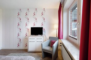 Interior - Apartment 'Deichblick 2' with Shared Garden and Balcony (Hedwigenkoog)