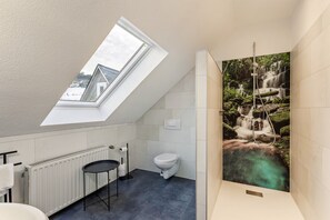 Een douche, een haardroger, handdoeken