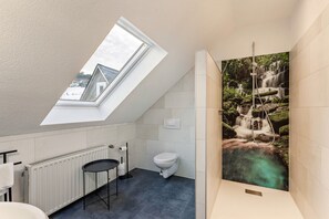 Een douche, een haardroger, handdoeken