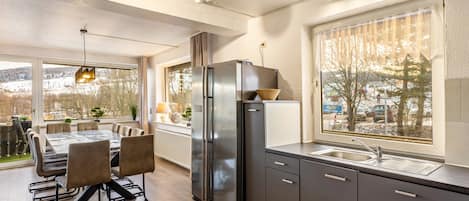 ثلاجة، ميكروويف، فرن، موقد طهي مسطح