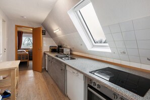Fridge, microwave, oven, stovetop - Apartment 'Haus Holle B' with Shared Garden and Balcony (Hedwigenkoog)