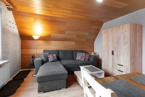 TV - Apartment 'Haus Holle B' with Shared Garden and Balcony (Hedwigenkoog)