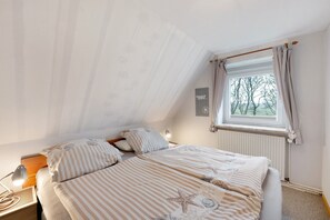 3 bedrooms, bed sheets - Apartment 'Haus Holle B' with Shared Garden and Balcony (Hedwigenkoog)