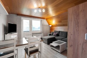 TV - Apartment 'Haus Holle B' with Shared Garden and Balcony (Hedwigenkoog)