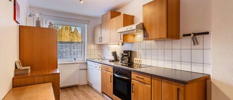 Een koelkast, een microgolfoven, een oven, een kookplaat