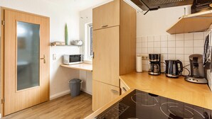 A compact kitchen with a microwave, coffee maker, and a small trash bin. - Apartment 'Piste 4' with Shared Terrace, Balcony and Wi-Fi (Willingen (Upland))