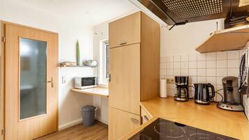 Kjøleskap, mikrobølgeovn, ovn og kokeplater