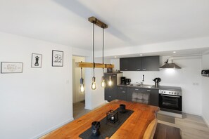 Køleskab, mikrobølgeovn, ovn, kogeplade