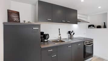 Jääkaappi, mikroaaltouuni, uuni, liesi