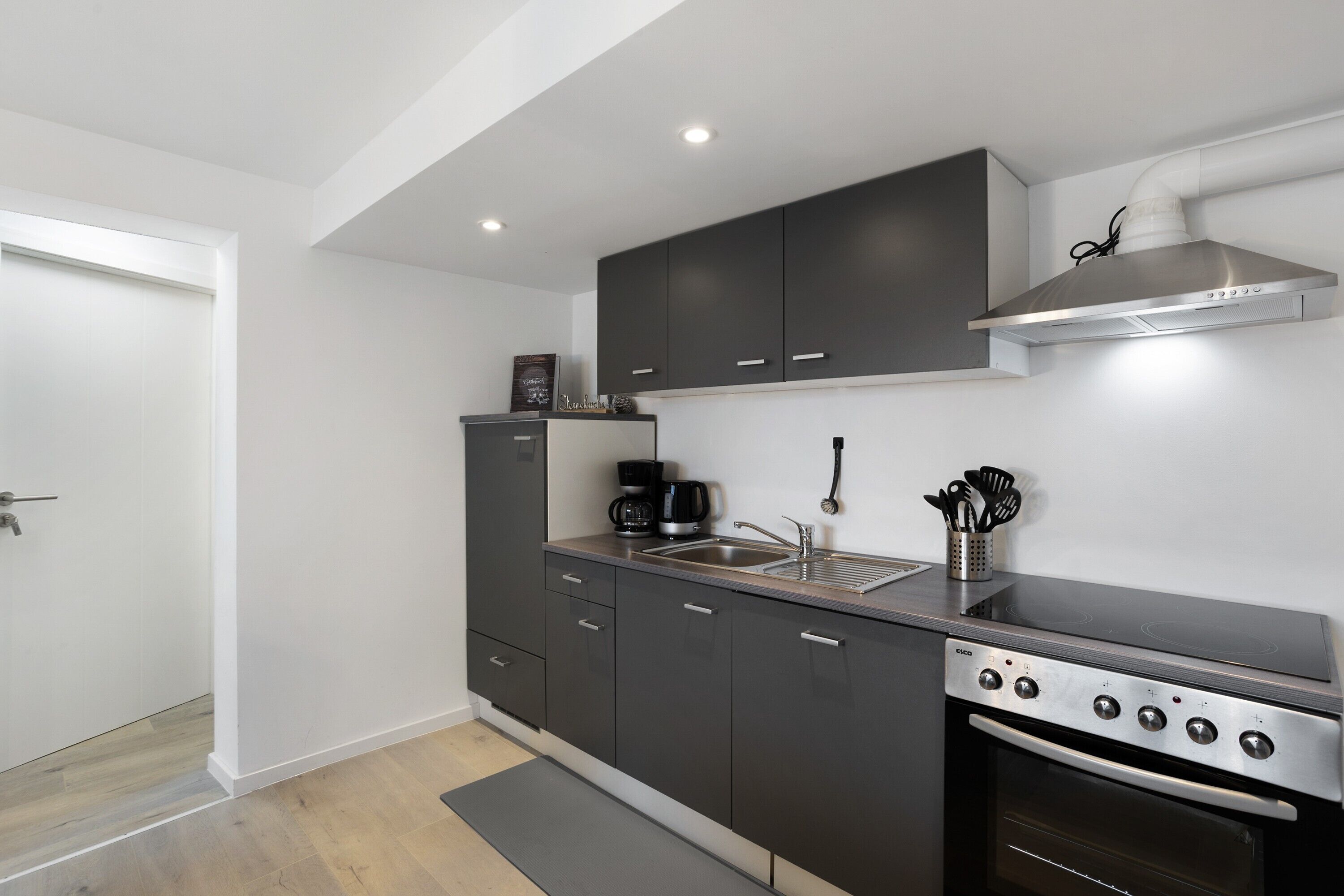 Een koelkast, een magnetron, een oven, een kookplaat