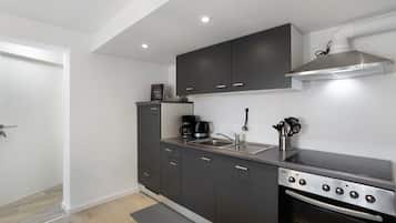 Een koelkast, een magnetron, een oven, een kookplaat