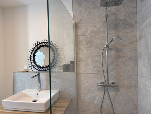 Een douche, een haardroger, handdoeken