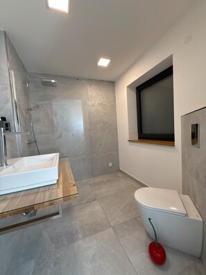 Een douche, een haardroger, handdoeken