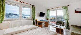 Appartamento 'Winnie Puuh' con vista sulle montagne, giardino privato e Wi-Fi