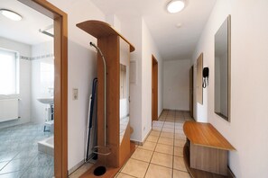 Douche, séchoir à cheveux, serviettes fournies