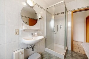 Douche, séchoir à cheveux, serviettes fournies