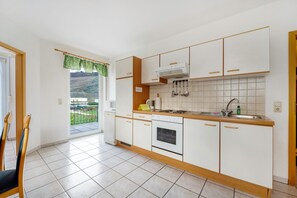Fridge, microwave, oven, stovetop - Holiday Apartment 'Obelix' with Mountain View, Private Garden and Wi-Fi (Thörnich)
