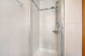 Shower, hair dryer, towels - Holiday Apartment 'Obelix' with Mountain View, Private Garden and Wi-Fi (Thörnich)