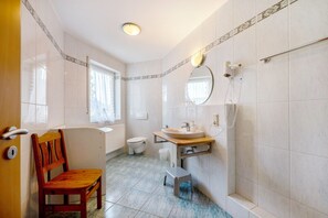 Een douche, een haardroger, handdoeken