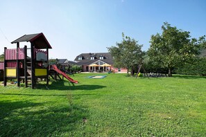 Children’s area - Holiday Apartment 'Obelix' with Mountain View, Private Garden and Wi-Fi (Thörnich)
