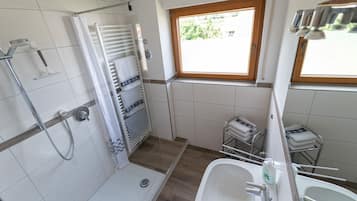 Dusche, Haartrockner, Handtücher