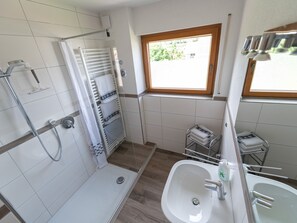 Dusche, Haartrockner, Handtücher