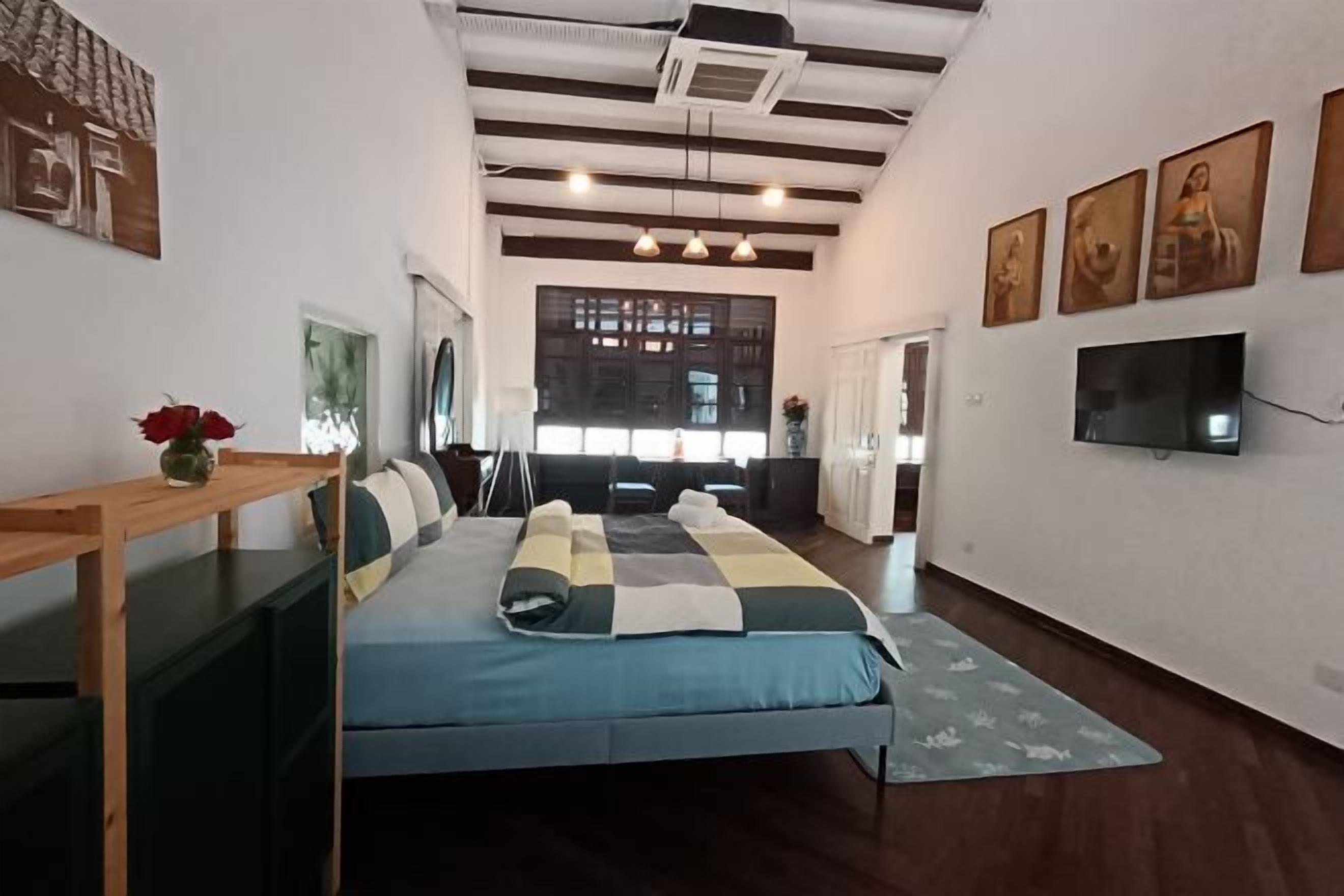 Desk, laptop workspace, free WiFi