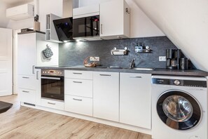 Fridge, microwave, oven, stovetop - Apartment “Cosy in Soltau” with Private Terrace, Wi-Fi, and Air Conditioning (Soltau)