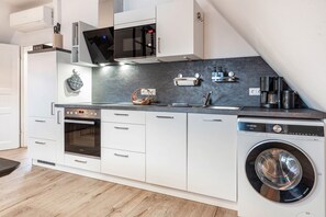 Een koelkast, een microgolfoven, een oven, een kookplaat