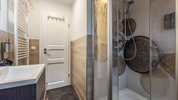 Dusche, Haartrockner, Handtücher