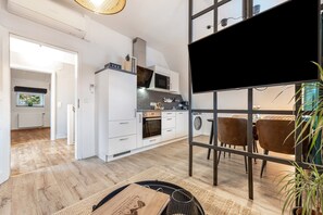 Fridge, microwave, oven, stovetop - Apartment “Cosy in Soltau” with Private Terrace, Wi-Fi, and Air Conditioning (Soltau)