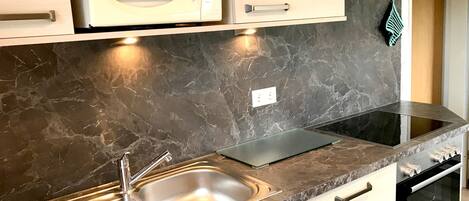 ثلاجة، ميكروويف، فرن، موقد طهي مسطح