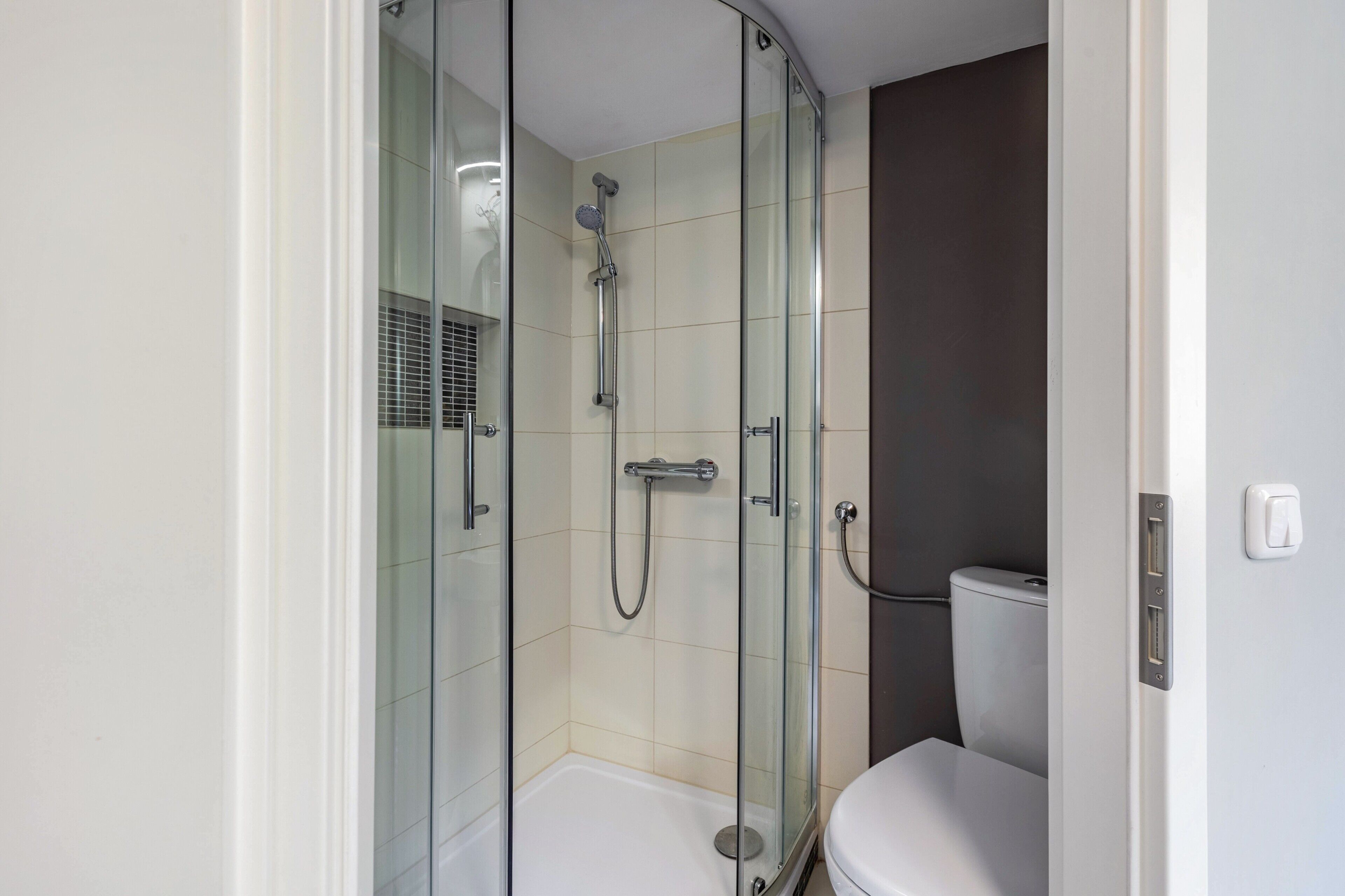 Een douche, handdoeken
