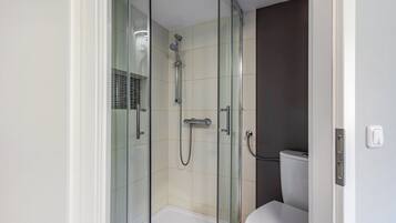 Een douche, handdoeken