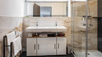 Dusche, Haartrockner, Handtücher