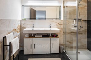 Shower, hair dryer, towels