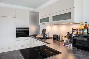Geladeira, micro-ondas, fogão, cooktop