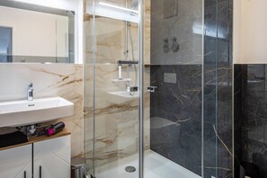 Shower, hair dryer, towels - Apartment 'Felsenkeller 15' with 29m² terrace and loggia (Waldkirch)