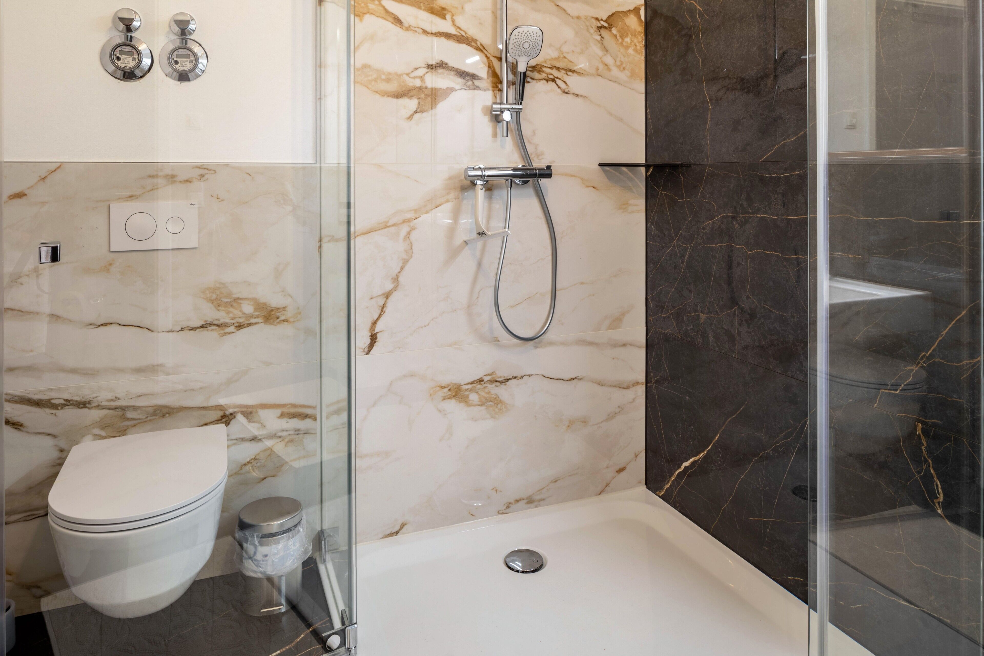 Dusche, kostenlose Toilettenartikel, Haartrockner, Handtücher