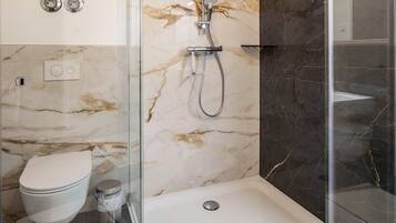 Dusche, kostenlose Toilettenartikel, Haartrockner, Handtücher